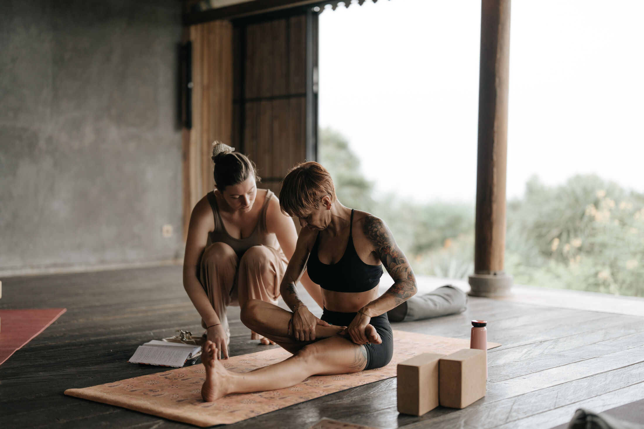 Travail manuel d'ajustement, formation de yoga