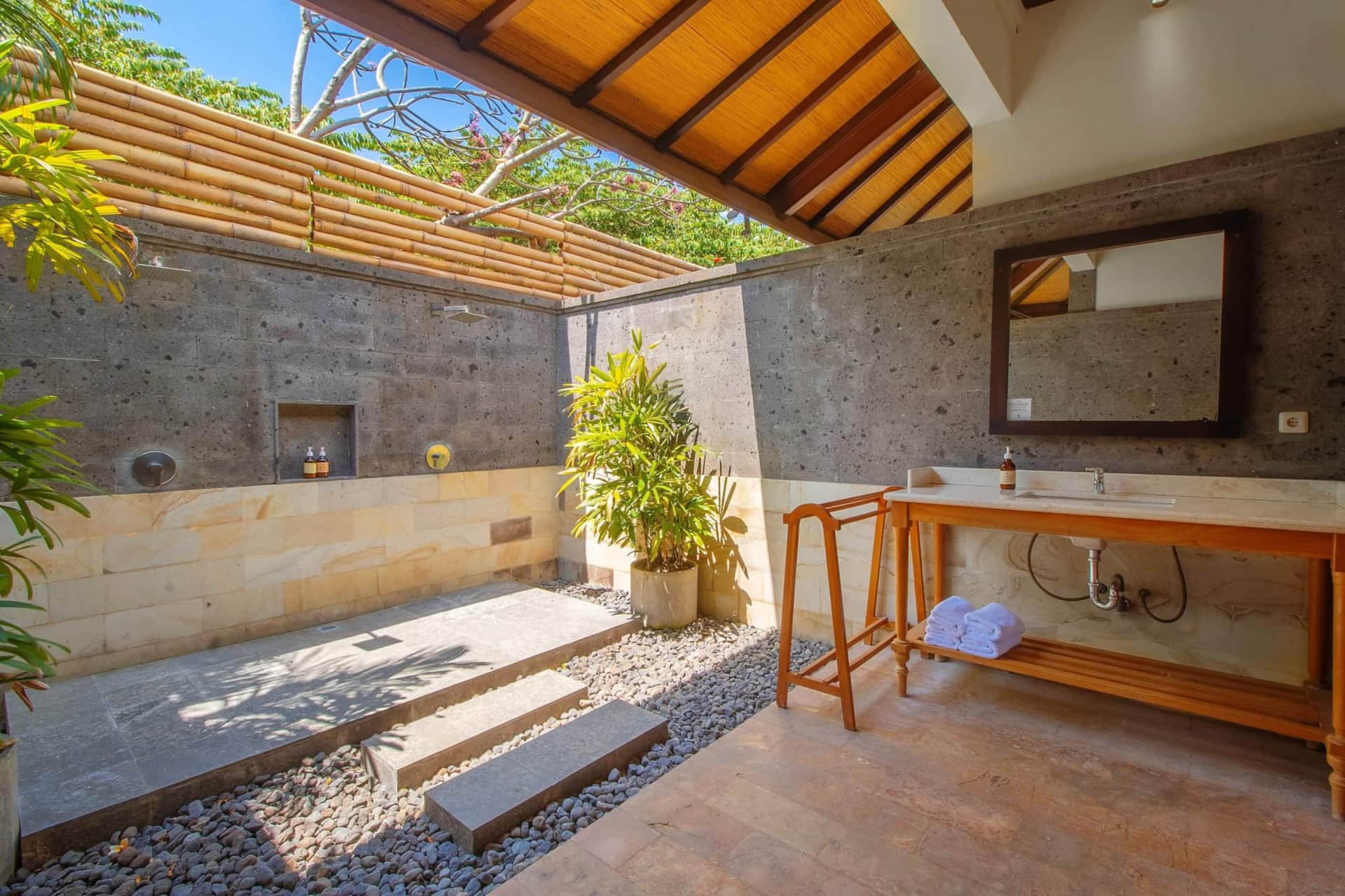 Villa Gajah, chambre et salle de bain ouverte